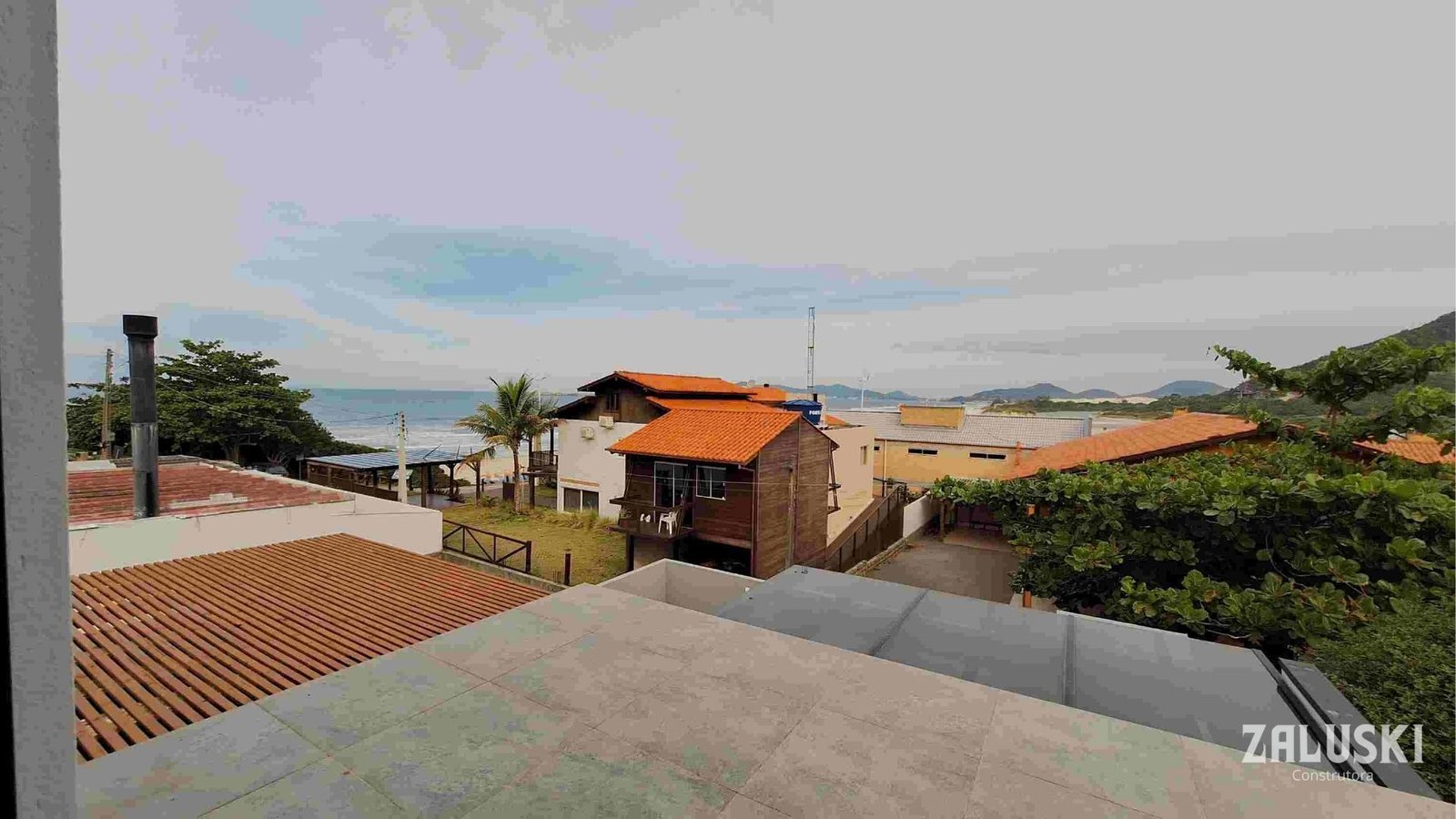 Casa nova a venda á 50 metros da praia do Siriú, em Garopaba, SC!