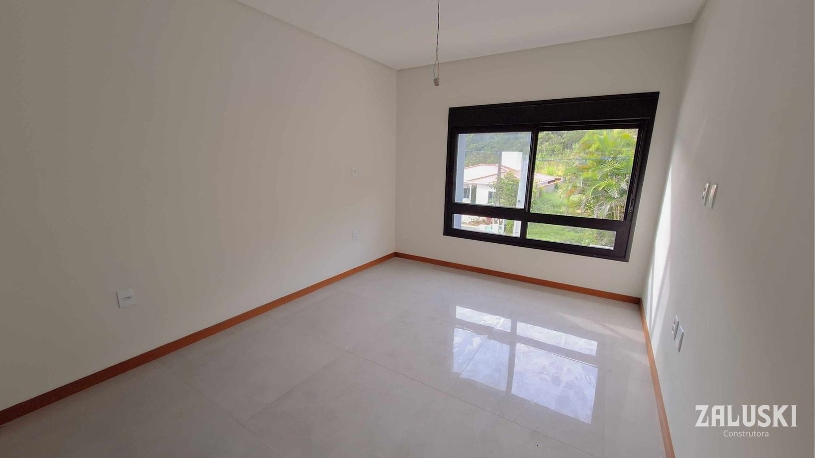 Casa nova a venda á 50 metros da praia do Siriú, em Garopaba, SC!