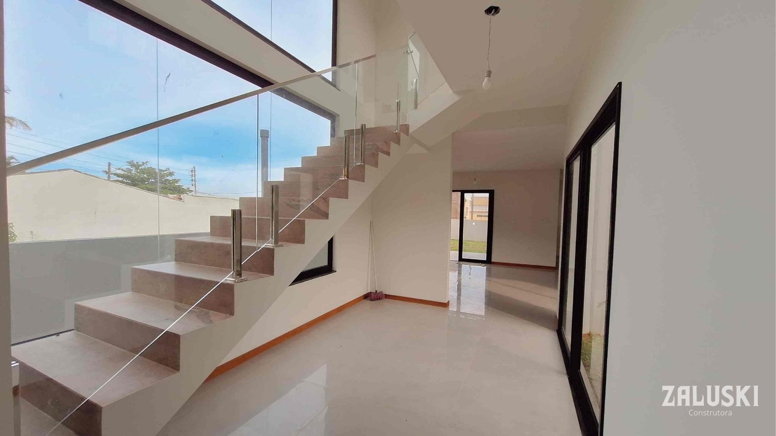 Casa nova a venda á 50 metros da praia do Siriú, em Garopaba, SC!