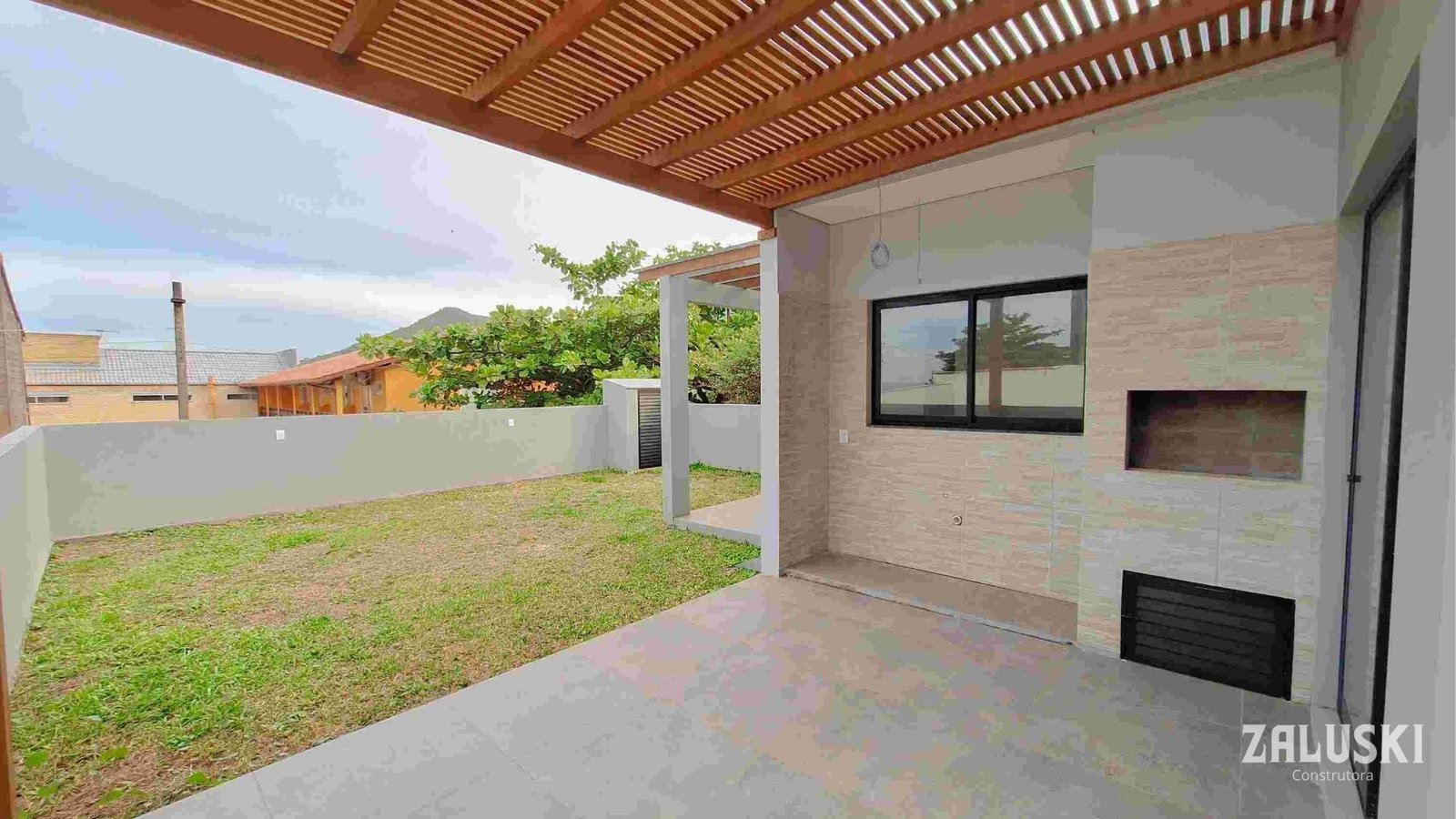Casa nova a venda á 50 metros da praia do Siriú, em Garopaba, SC!