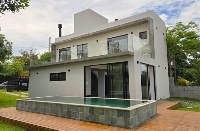 Casas 2 Suítes com Piscina à venda em Praia do Rosa, — Casa A Venda Praia Do Rosa Sc