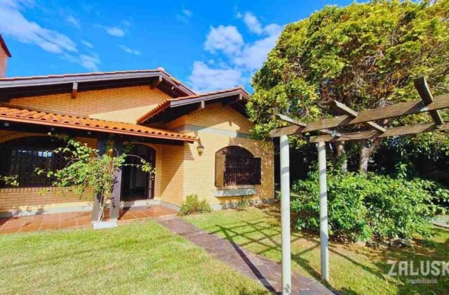 Casas 3 Quartos no Centro, Garopaba — Casa Terrea A Venda Garopaba 1