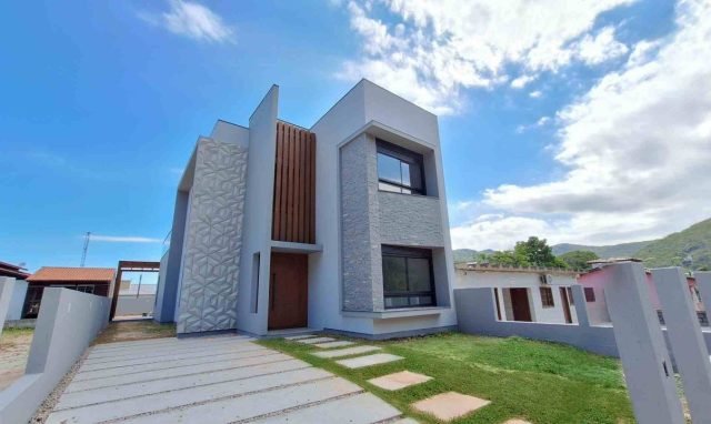 Casa nova a venda á 50 metros da praia do Siriú, em Garopaba, SC!