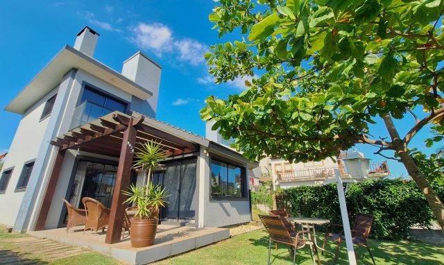 Casa à venda com 3 dormitórios – Garopaba SC