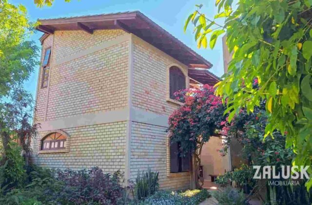 Casas 6 Quartos à venda no Centro, Garopaba — Casa A Venda Centro Garopaba Com Terreno Grande E Jardim
