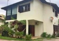 Fachada de casa com dois andares e jardim frontal