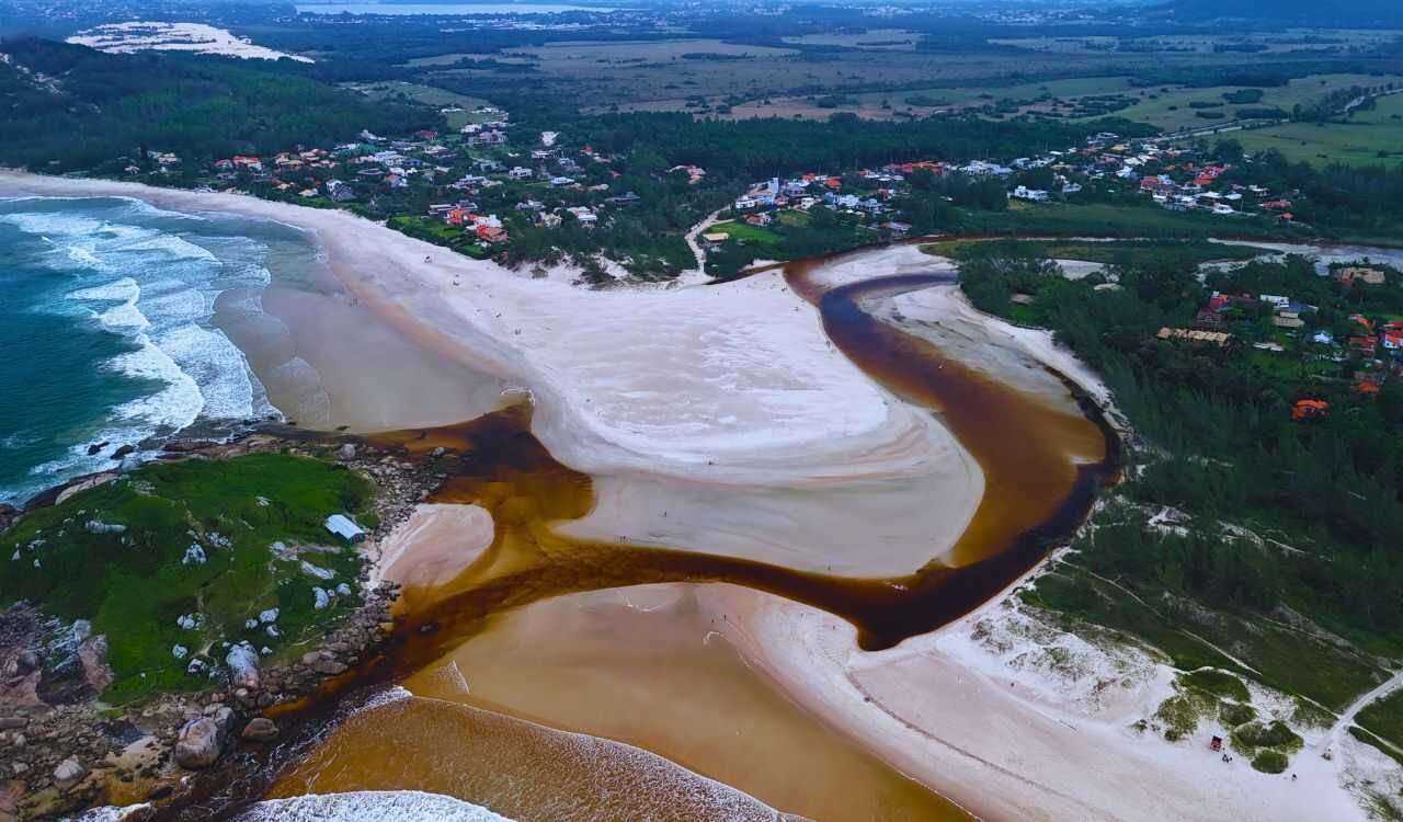 Praia da Barra: o ponto onde o rio abraça o mar