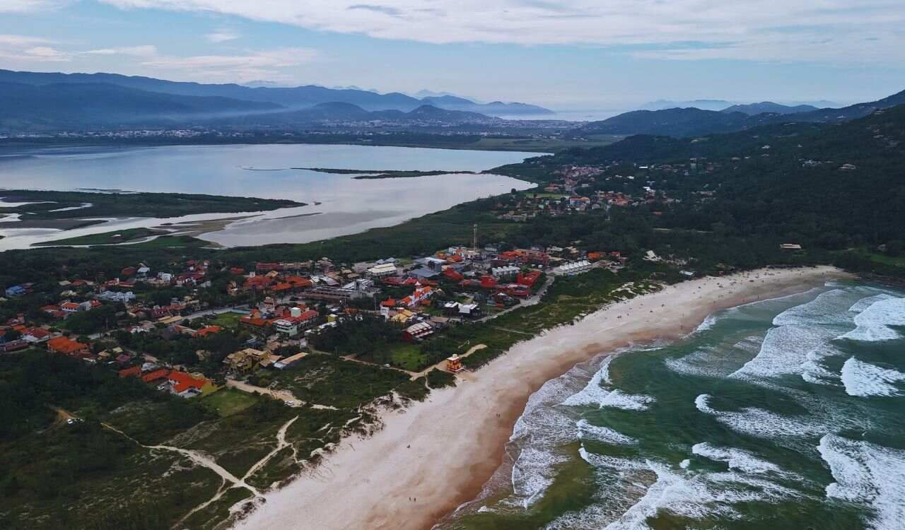 Praia da Ferrugem: natureza e movimento