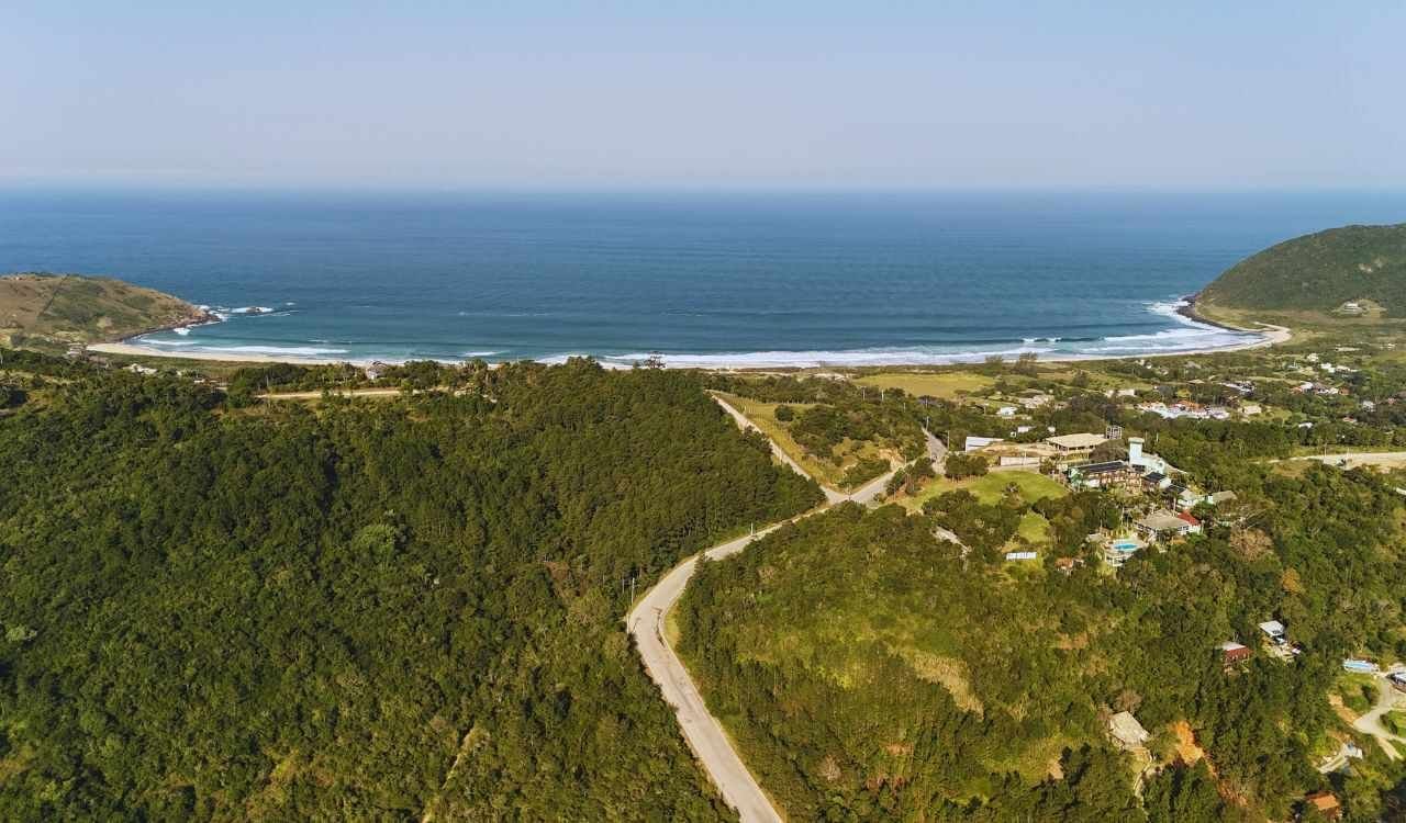 Praia do Silveira: exclusividade e natureza