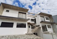 Fachada externa moderna com sacada e escada — apartamento