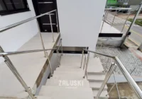 Escada externa com corrimão de inox — apartamento