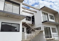 Fachada do prédio com sacadas e escada — apartamento