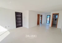 Sala ampla com portas e corredor internos — apartamento