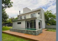 Fachada da casa com piscina e deck