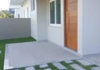 Fachada da casa com entrada e jardim