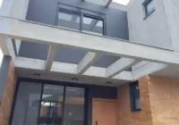 Fachada de casa moderna com estrutura de concreto aparente