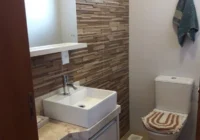 Banheiro decorado com pia e vaso sanitário — casa