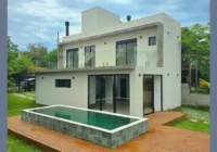 Fachada de casa moderna com piscina e deck
