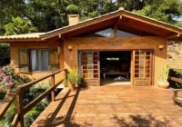 Fachada de casa rústica com deck de madeira