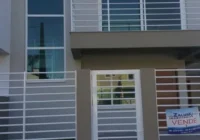 Fachada da casa com portão e sacada