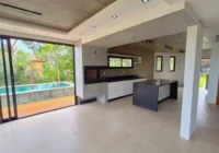 Cozinha integrada com vista para a piscina — casa