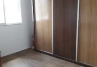 Quarto com armário embutido e janela — casa