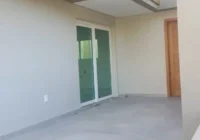 Varanda coberta com vigas de madeira — casa