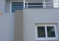Fachada da casa com sacada