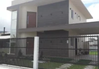 Fachada moderna de sobrado com grade preta — casa
