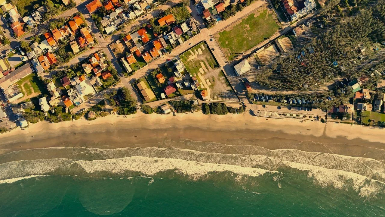 Investir no Litoral de SC: Guia Completo 2026 — Casa Garopaba 8 3
