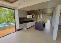Cozinha integrada com churrasqueira e vista para a piscina — casa