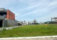 Terreno baldio no condomínio Rosa Internacional