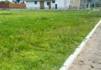 Terreno amplo com vista para casa moderna no condomínio Rosa Internacional
