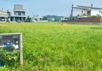 Terreno plano e gramado no condomínio — Condomínio Rosa Internacional