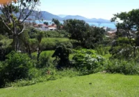 Vista panorâmica do loteamento com mar e montanhas — Loteamento Jardim Panorâmico