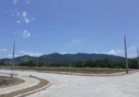 Terreno plano em loteamento com vista para as montanhas