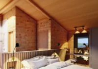 Quarto aconchegante com teto de madeira e tijolos à vista — Villagio di Scaline