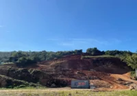 Terreno em declive com terraplanagem do condomínio — Condomínio Pôr do Sol